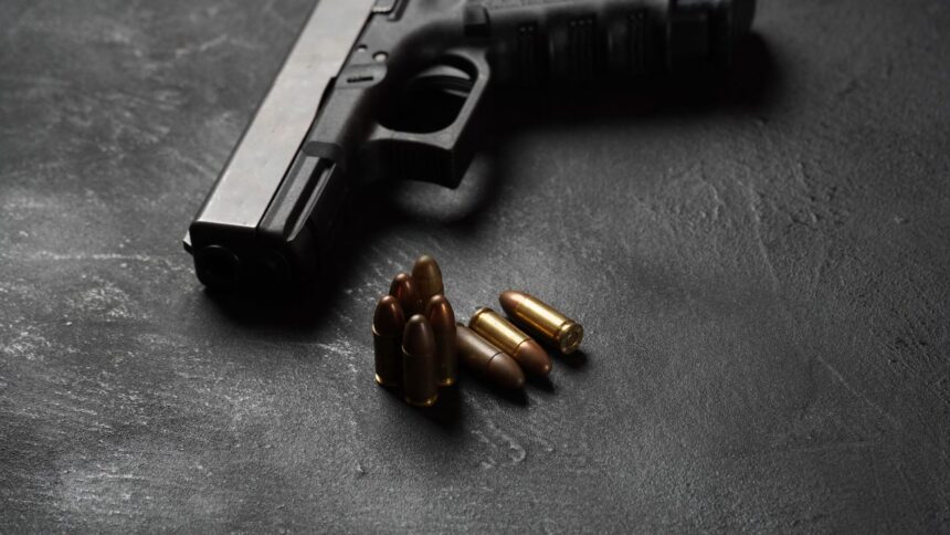 Detienen hijo de reo fugado con drogas y armas en procedimiento policial