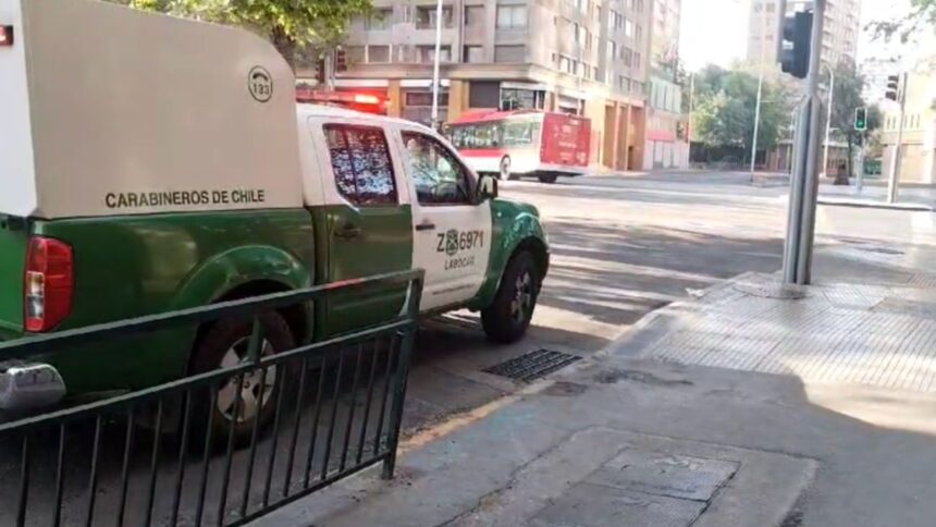 Delincuentes apuñalan a grupo de personas en la Alameda de Santiago