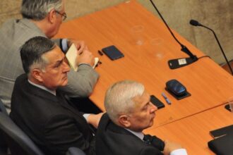 Fiscalía pide arraigo nacional y firma para exgenerales de Carabineros