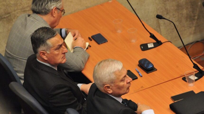 Fiscalía pide arraigo nacional y firma para exgenerales de Carabineros