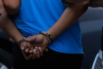 Detienen a hombre por agresión a vecino, pareja y bebé