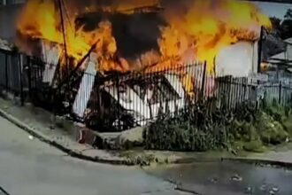 Explosión por fuga de gas: Vecinos rescatan abuelita en incendio