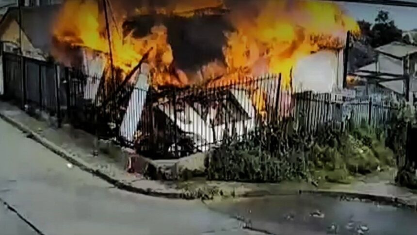 Explosión por fuga de gas: Vecinos rescatan abuelita en incendio