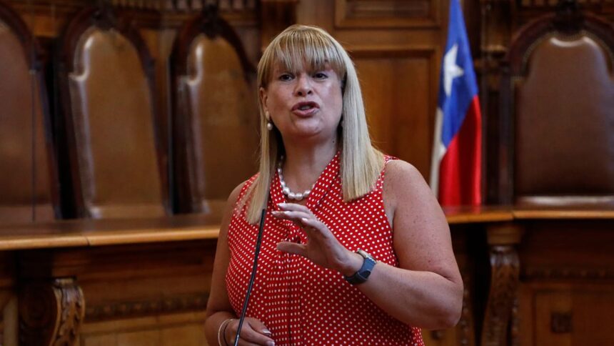Senado aprueba acusación constitucional contra Ángela Vivanco por abandono de deberes.