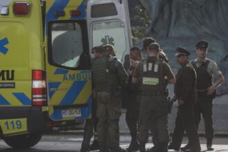 Hombre intenta quemarse frente a Tribunales de Justicia: acción de Carabineros