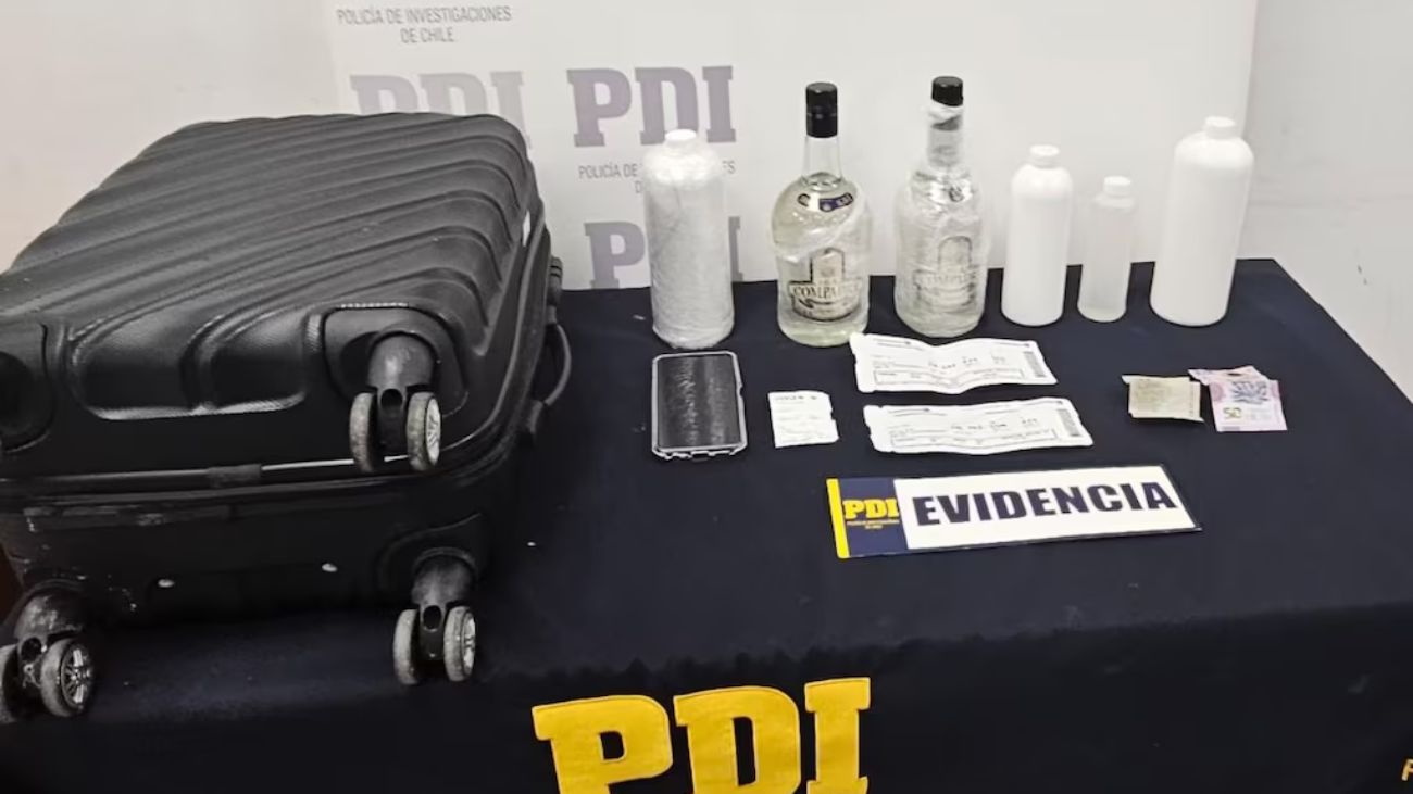Detenido en Aeropuerto por transportar metanfetamina líquida en botellas Detenido en Aeropuerto por transportar metanfetamina líquida en botellas