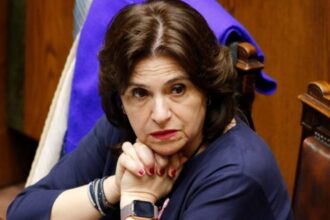 Renuncia de Ana Lya Uriarte en medio de crisis política.