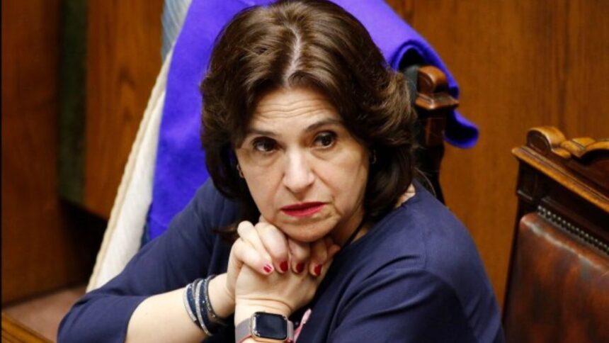 Renuncia de Ana Lya Uriarte en medio de crisis política.