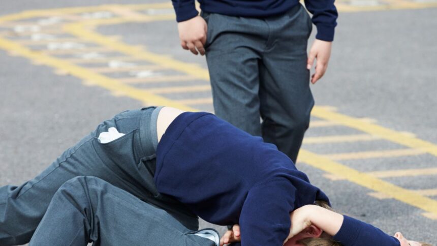 Caos en colegio de Valparaíso: apoderados detenidos y estudiantes agredidos