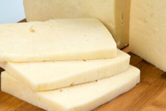 Amplían alerta por Listeria en queso San Cristóbal en Ñuble