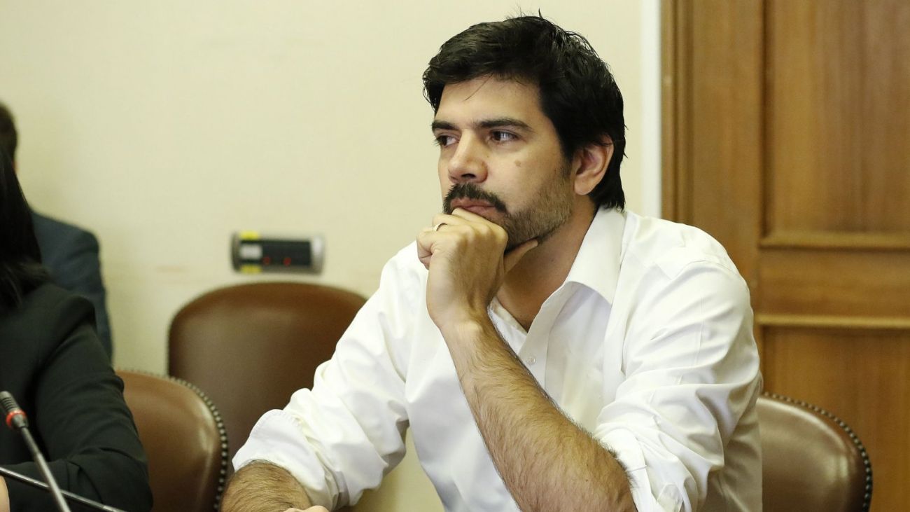 Renuncia de Joaquín Lavín en medio de allanamientos por corrupción