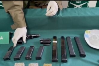 Detienen a adolescente con impresionante arsenal de armas en El Bosque