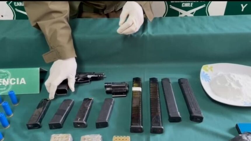 Detienen a adolescente con impresionante arsenal de armas en El Bosque