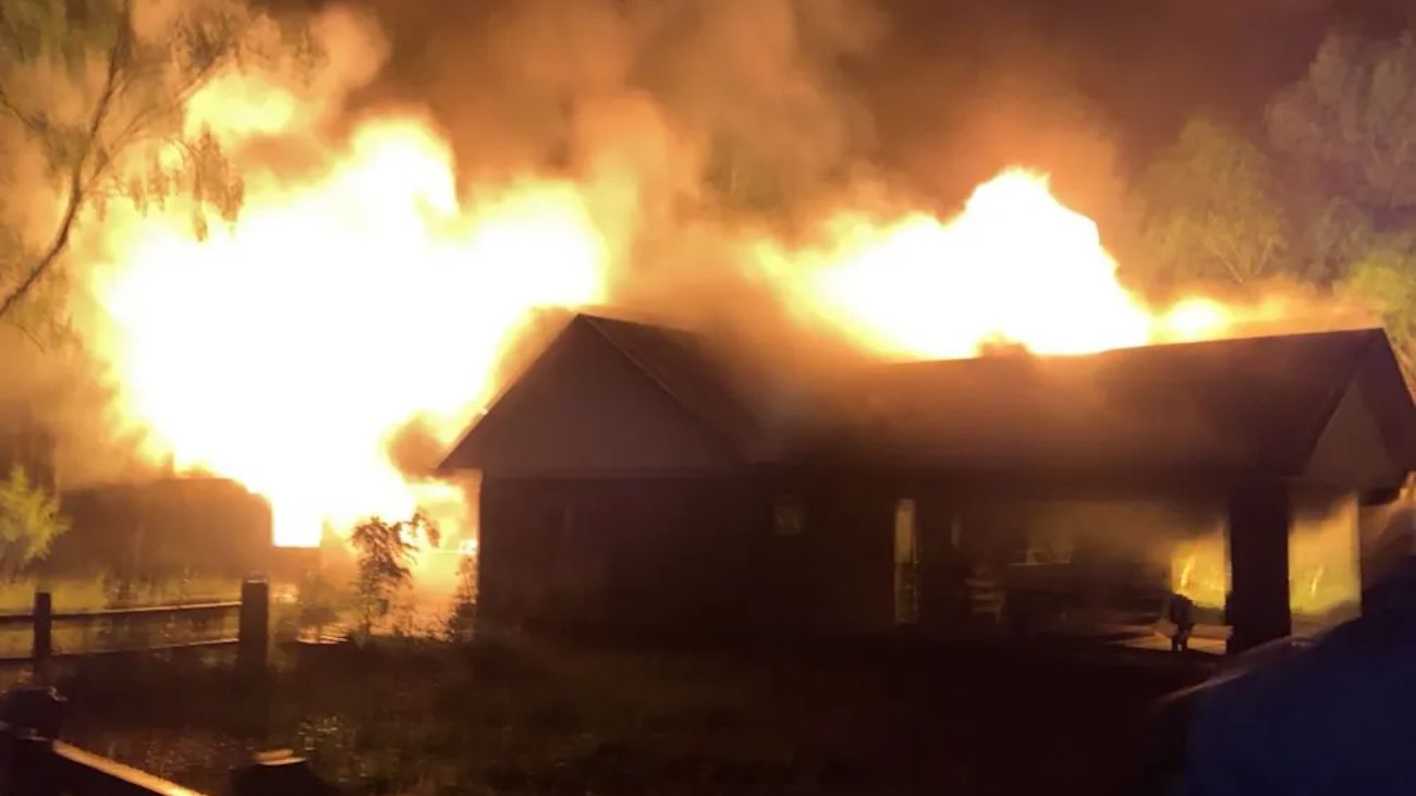 Presunto doble atentado incendiario en Victoria: Investigación en marcha