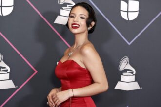 Polemica de Ángela Aguilar por error en discurso desata críticas