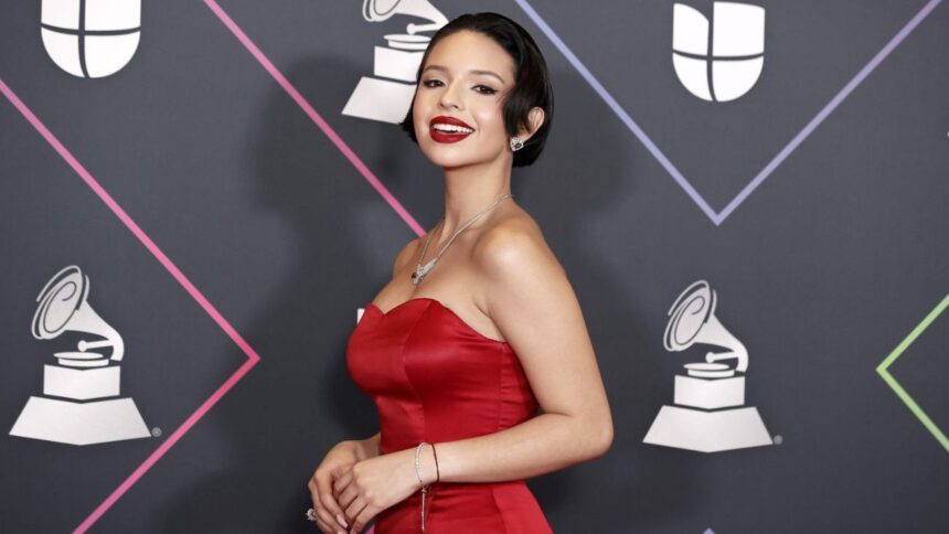 Polemica de Ángela Aguilar por error en discurso desata críticas