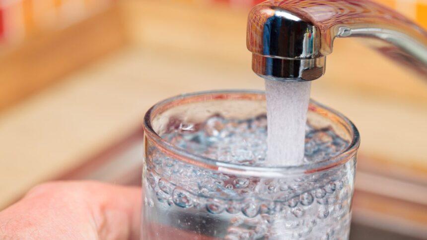 Aumento en tarifas de agua impacta en economía doméstica chilena