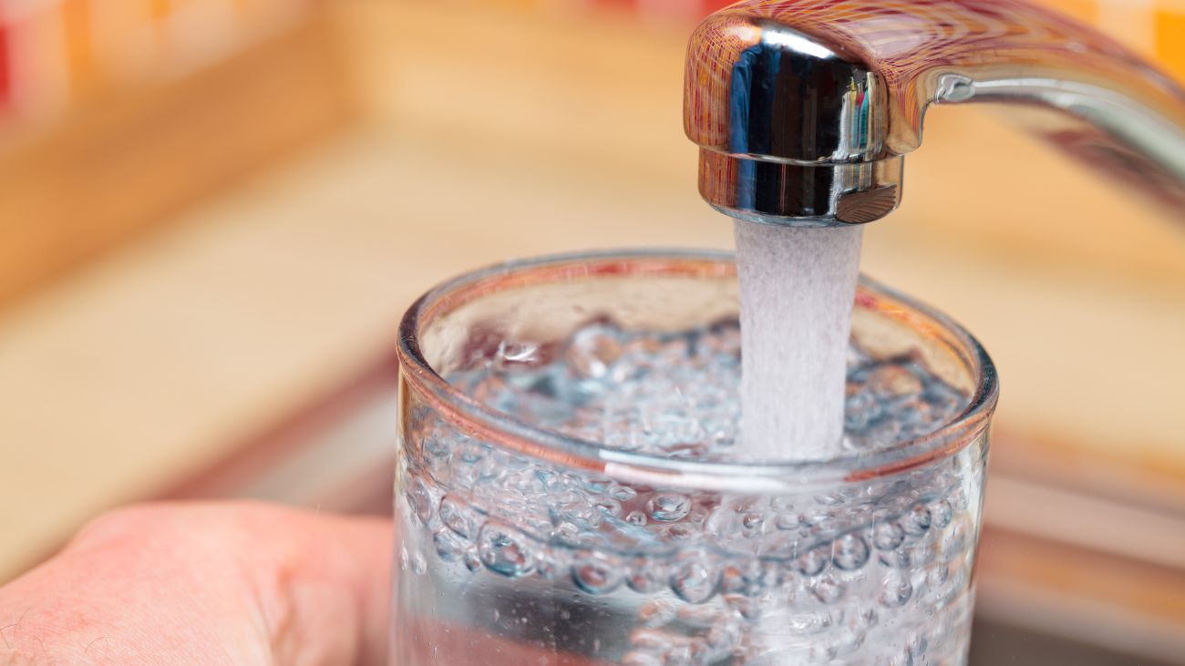 Aumento en tarifas de agua impacta en economía doméstica chilena Aumento en tarifas de agua impacta en economía doméstica chilena