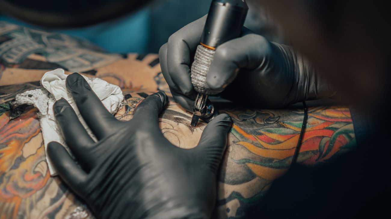Infección por Tatuaje en Turquía: Casi Amputan Pie de Turista