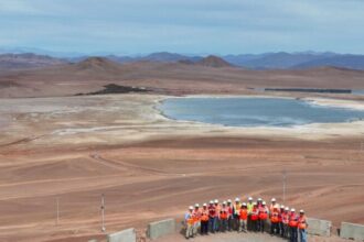 Expertos visitan tranque Pampa Austral para revisar estrategias operacionales en minería