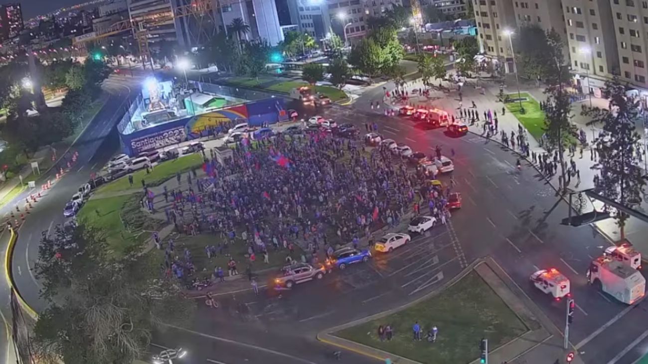 Desórdenes en Plaza Baquedano tras triunfo de la Universidad de Chile