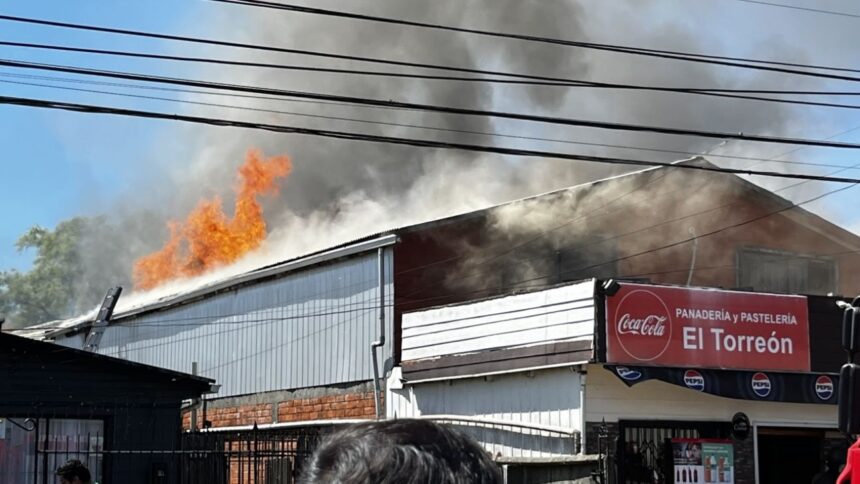 Incendio en panadería El Torreón de Valdivia moviliza a bomberos