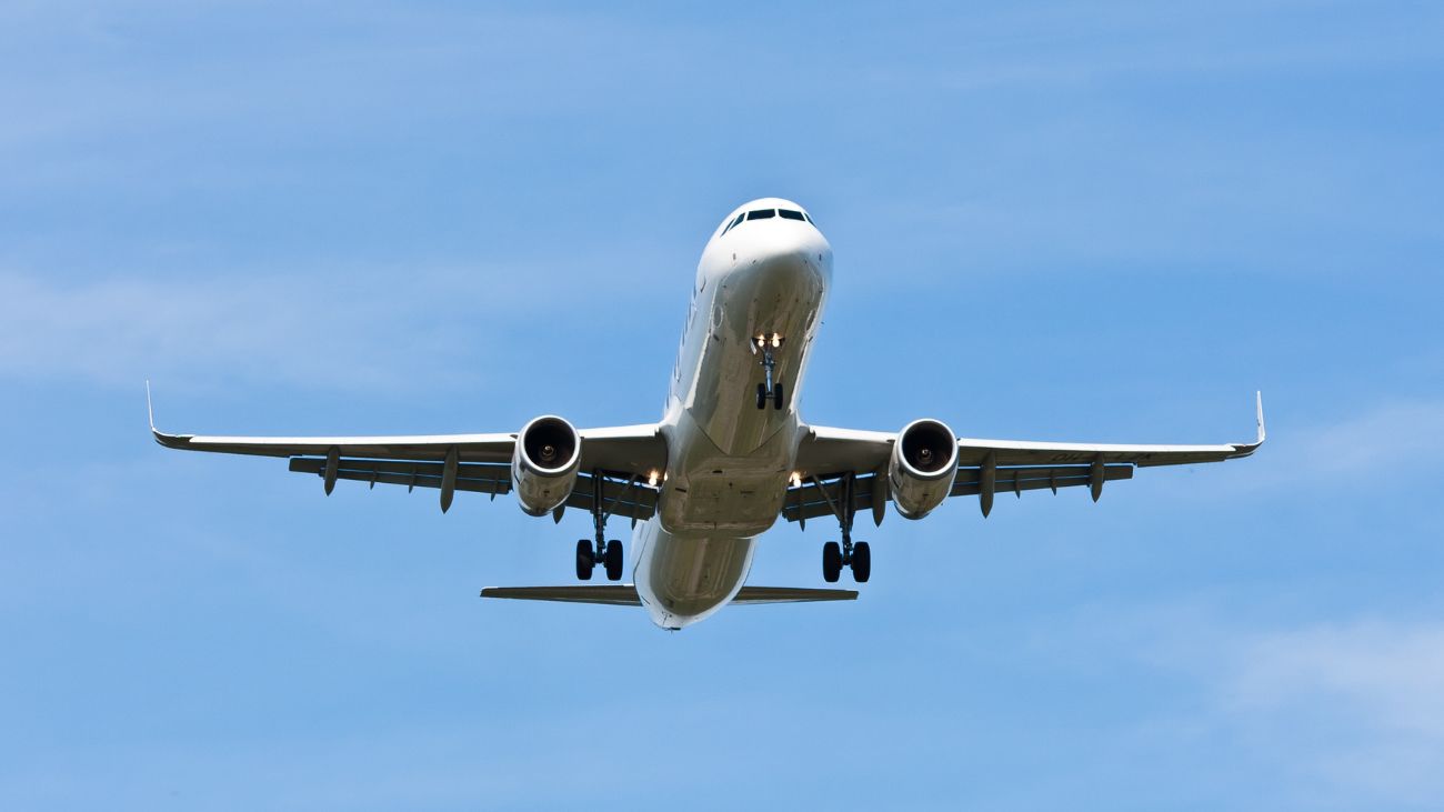 Pasajero intenta abrir puerta en vuelo de American Airlines: Incidente evitado con intervención adecuada.