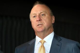 Chris Ellison admite no pagar impuestos en asamblea de Mineral Resources Ltd