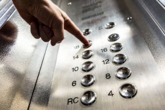 Susto en Ñuñoa: Ascensor se Desploma con Persona Dentro