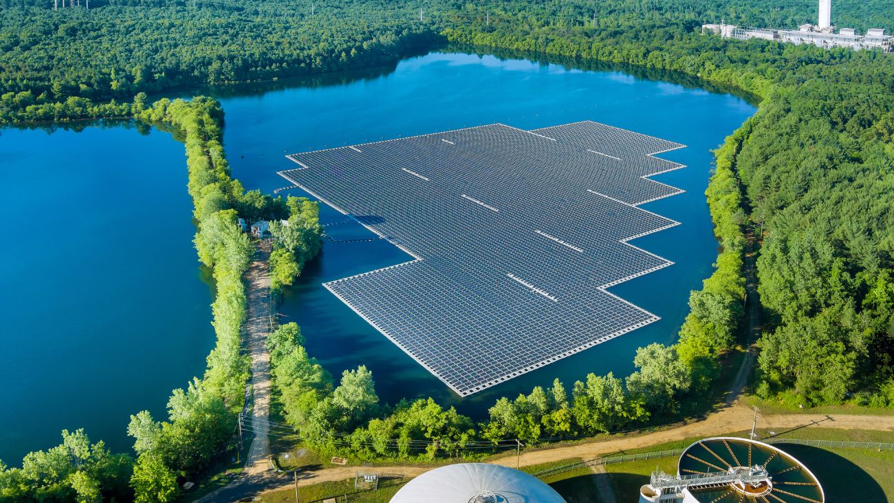 Imparable crecimiento de la energía solar flotante: 77 GWdc en 10 años Imparable crecimiento de la energía solar flotante: 77 GWdc en 10 años