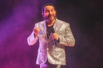 Felipe Avello cambia su nombre a Simón Suazo en sorprendente transformación.