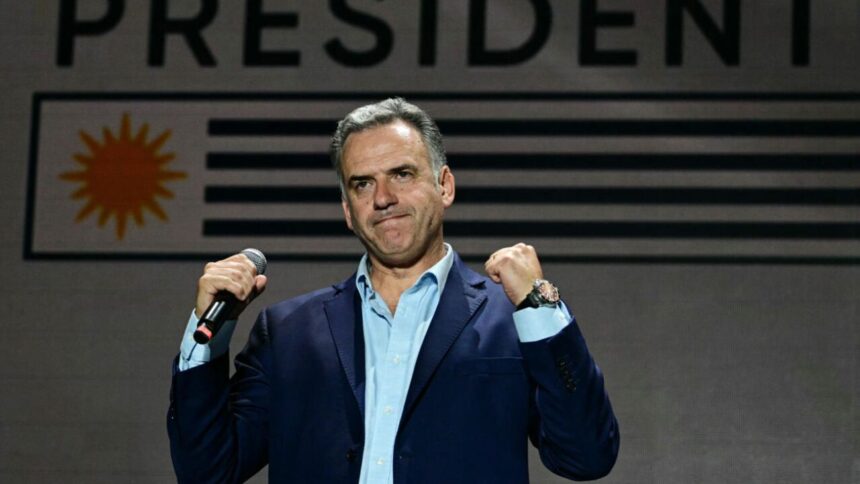 Victoria del Frente Amplio: Yamandú Orsi gana elecciones presidenciales en Uruguay