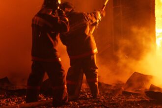 Incendio en Barrio Yungay: Bomberos controlan siniestro y evalúan daños