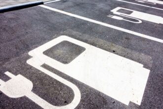 China reduce consumo de petróleo con vehículos eléctricos y trenes de alta velocidad