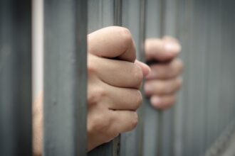 Hermanos condenados por lanzar bomba molotov a Carabineros: detalles de sentencia