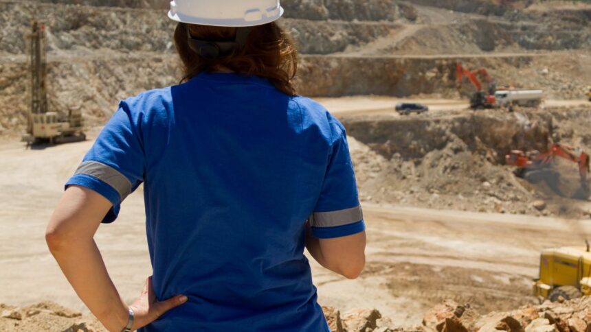 Impulso de Lomas Bayas: Programas 'Mujeres a la Carga' y 'Motor Minero'