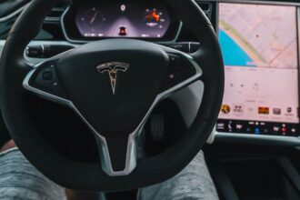 Tesla lanza en Europa su innovador Actually Smart Summon cumpliendo normativas locales
