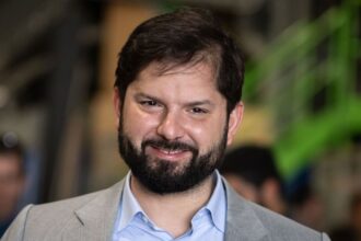 Condenan a mujer que denunció al Presidente Boric por robo y acoso