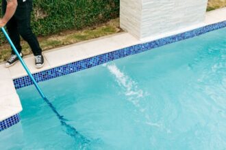 Electrocución mortal: hombre fallece limpiando piscina en arresto domiciliario