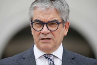 Ministro Marcel aborda economía y paro de funcionarios públicos: polémica y negociaciones