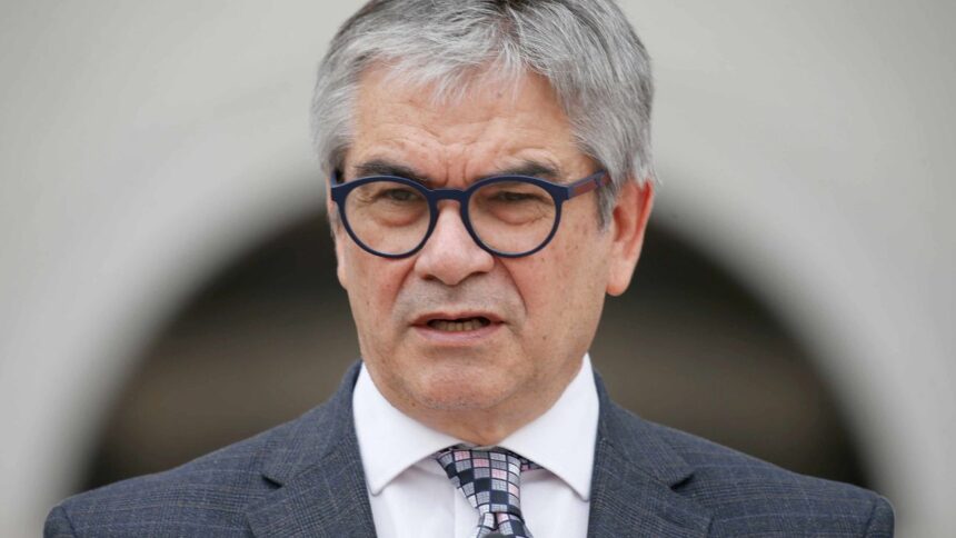 Ministro Marcel aborda economía y paro de funcionarios públicos: polémica y negociaciones