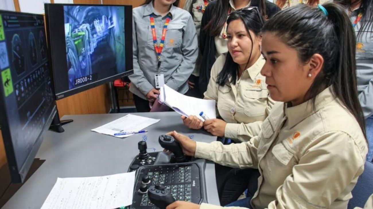 Innovación en Minas: Aprendices Operan Maquinaria a 30 Kilómetros