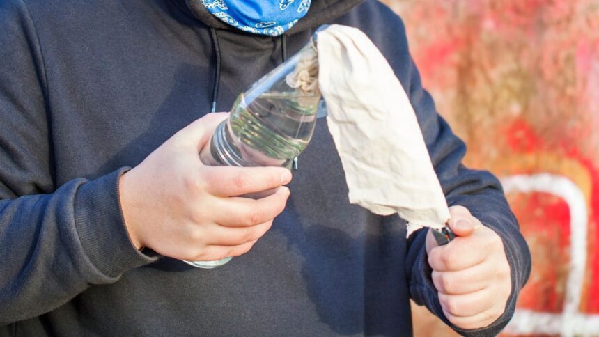 Ataque con bombas incendiarias en Puente Alto: comunidad logra controlar el fuego