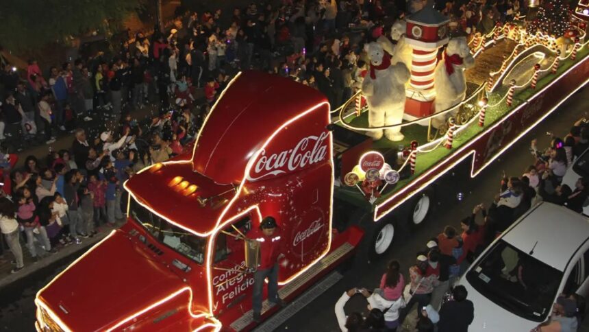 Caravana Coca-Cola ilumina calles en 13 comunas: Programa Navideño 2023