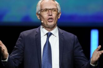 Renuncia de Carlos Tavares: Nuevos Retos para Stellantis antes de 2025