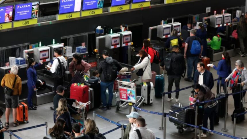 Crisis en el Aeropuerto de Santiago: Largas filas y pérdida de vuelos