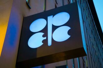Desafíos de la OPEP+ al mantener recortes de petróleo