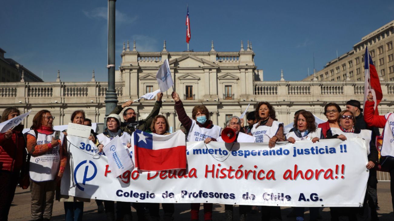 Presidente Boric firma ley de reparación para profesores en Chile