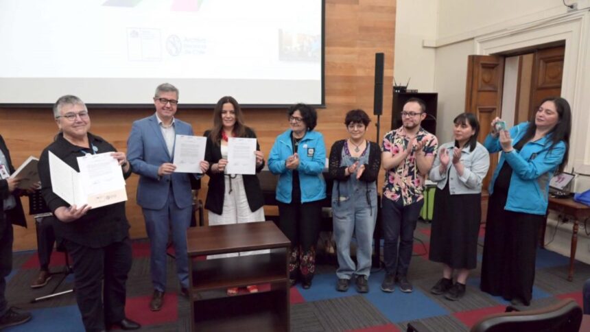 Traspaso oficial de documentos históricos de Enacar al Archivo Nacional