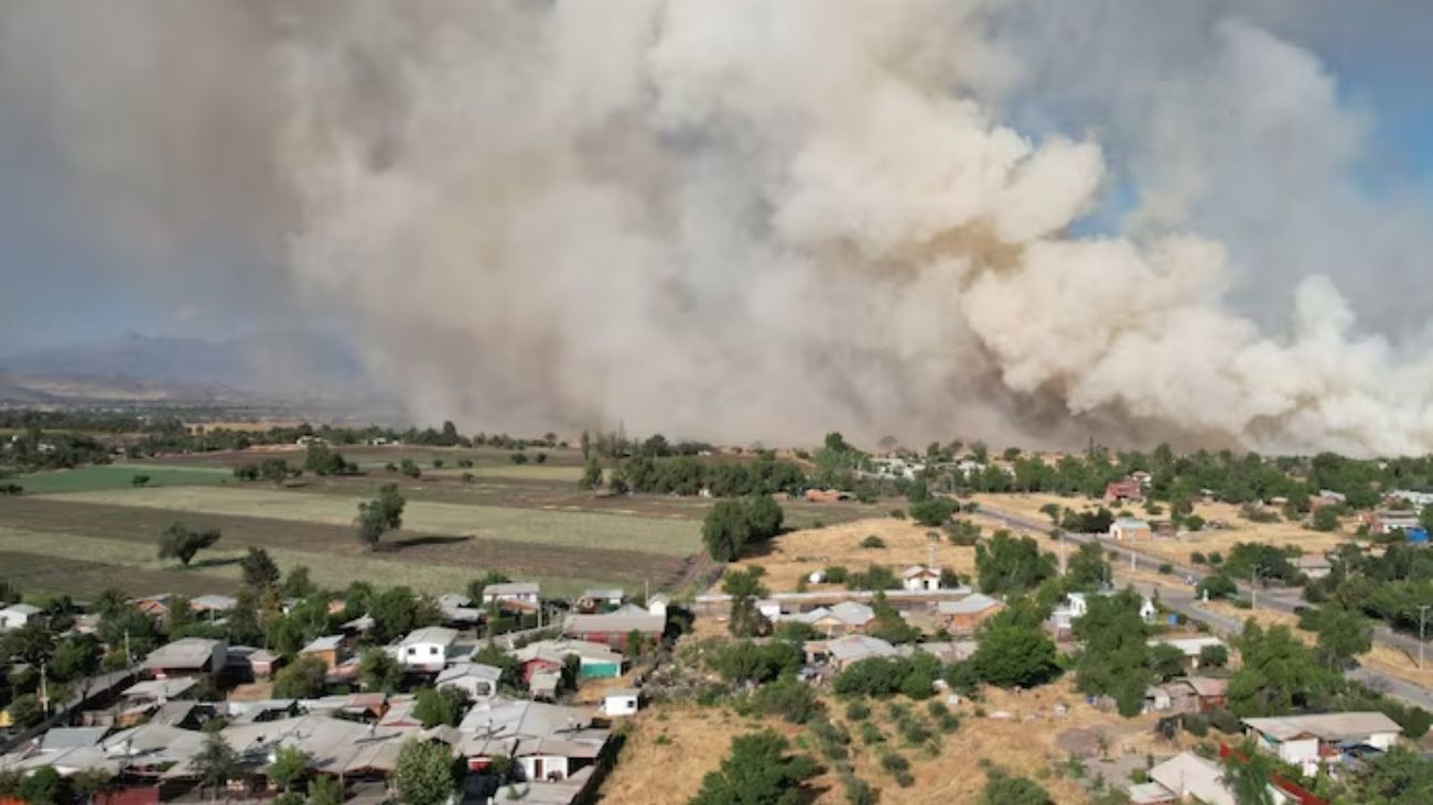 Alerta Roja en Tiltil: Incendio forestal activo amenaza viviendas localidades cercanas